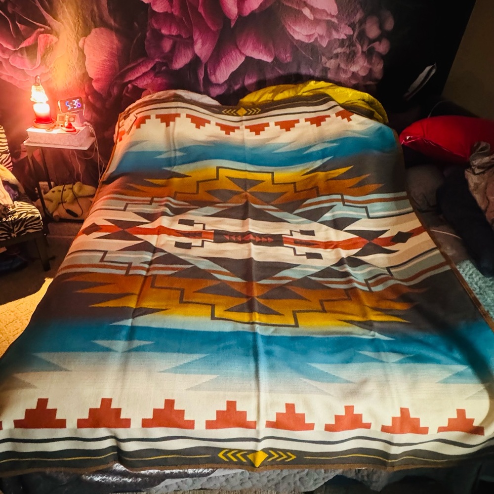 Pendleton American Indian College Fund Nike Blanket in Blue and Cream -Brand New - Picture 8 of 9